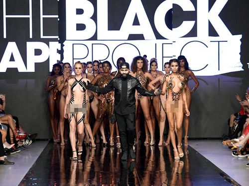 Model Catwalk Tak Berbusana, Cuma Pakai Selotip di Fashion Show Baju Renang