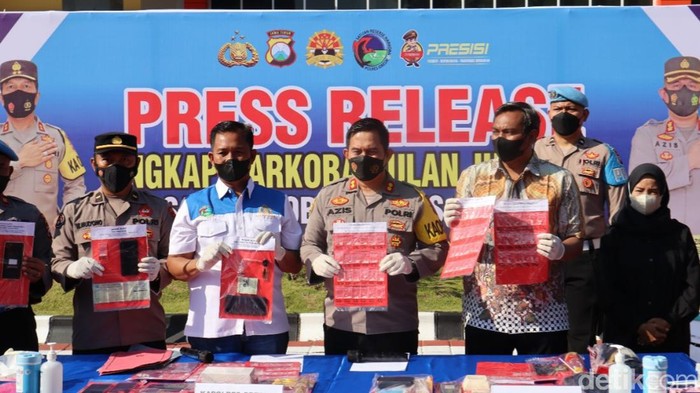 Bandar sabu menyasar remaja di Gresik diringkus. Hampir 100 poket sabu diamankan