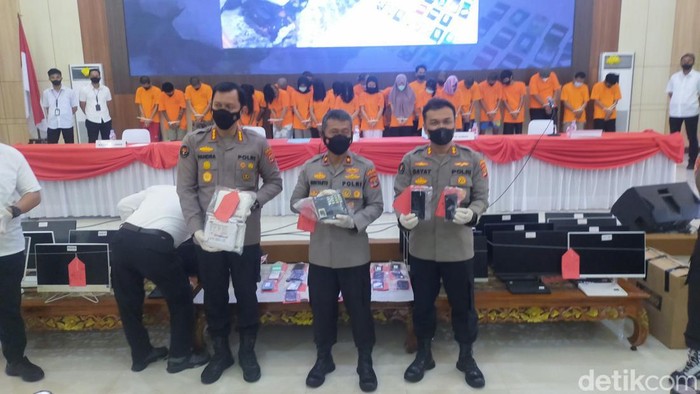 Barang bukti dan tersangka sindikat judi online dihadirikan dalam konferensi pers di Mapolda Lampung.