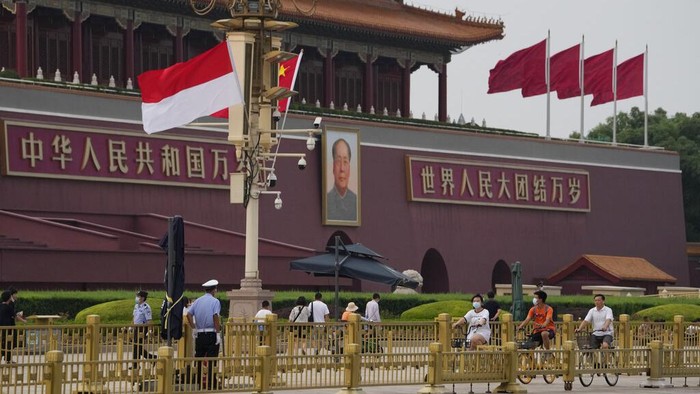 Bendera Indonesia Berkibar di Kota Terlarang Beijing, China The Indonesian and Chinese national flags are flown together near Mao Zedong's portrait on Tiananmen Gate in Beijing, Monday, July 25, 2022. Indonesian President Joko Widodo was heading to Beijing on Monday for a rare visit by a foreign leader under China's strict COVID-19 protocols and ahead of what could be the first overseas trip by Chinese President Xi Jinping since the start of the pandemic more than two years ago. (AP Photo/Ng Han Guan)