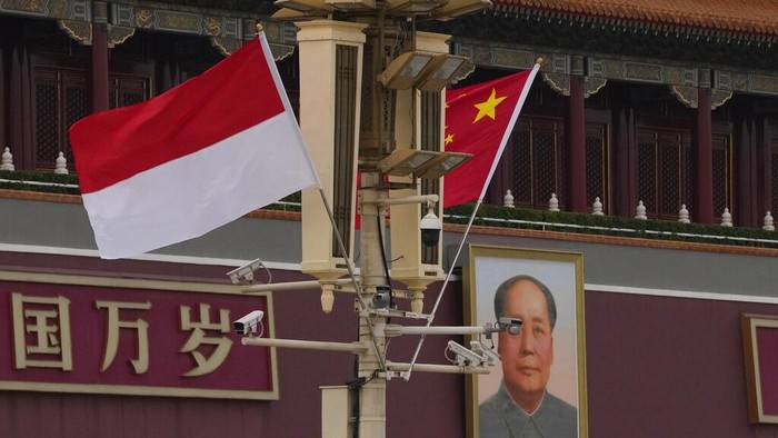 Bendera Indonesia Berkibar di Kota Terlarang Beijing, China The Indonesian and Chinese national flags are flown together near Mao Zedong's portrait on Tiananmen Gate in Beijing, Monday, July 25, 2022. Indonesian President Joko Widodo was heading to Beijing on Monday for a rare visit by a foreign leader under China's strict COVID-19 protocols and ahead of what could be the first overseas trip by Chinese President Xi Jinping since the start of the pandemic more than two years ago. (AP Photo/Ng Han Guan)