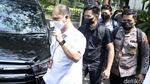 Berpakaian Serba Hitam, Bharada E Tiba di Komnas HAM