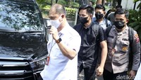 Richard Eliezer mengenakan pakaian serba hitam saat tiba di Komnas HAM (Foto: Rifkianto Nugroho)