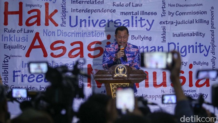 Berpakaian Hitam Bharada E Tiba di Komnas HAM Bharada E memenuhi panggilan Komnas HAM. Ia dimintai keterangan terkait kasus baku tembak antara Bahrada E dengan Brigadir J.