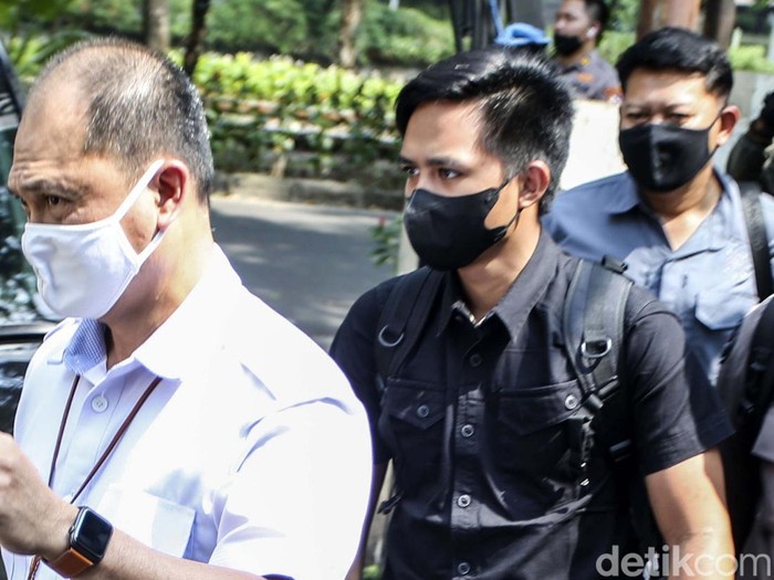 Bharada E memenuhi panggilan Komnas HAM. Ia dimintai keterangan terkait kasus baku tembak antara Bahrada E dengan Brigadir J.