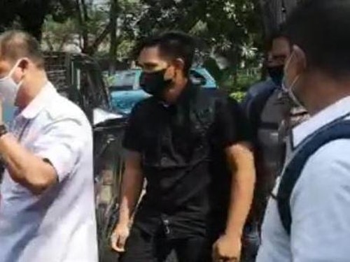 Bharada E (menggunakan baju hitam dan masker hitam) datangi Komnas HAM (Anggi-detikcom)