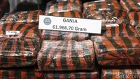Segepok barang bukti yang ditunjukkan ke publik. Kali ini BNN melakukan pemusnahan barang bukti sebanyak 78 kilogram sabu dan 62 kilogram ganja.