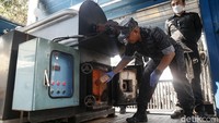 Barang-barang tersebut dimusnahkan dengan cara dimasukan ke dalam mesin pembakar.