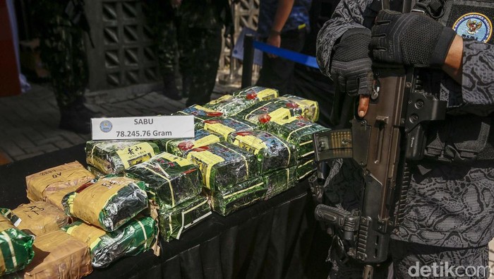 BNN Bakar Barbuk 78 Kg Shabu dan 62 Kg Ganja BNN memusnahkan barang bukti narkotika di halaman BNNP DKI, Jakarta. Sebanyak 78 kilogram shabu dan 62 kilogram ganja dibakar di mesin oven.
