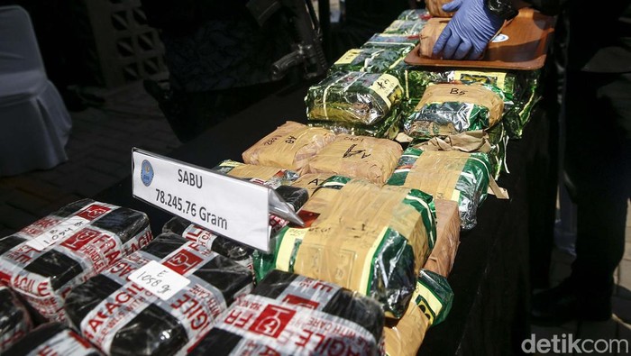 BNN Bakar Barbuk 78 Kg Shabu dan 62 Kg Ganja BNN memusnahkan barang bukti narkotika di halaman BNNP DKI, Jakarta. Sebanyak 78 kilogram shabu dan 62 kilogram ganja dibakar di mesin oven.