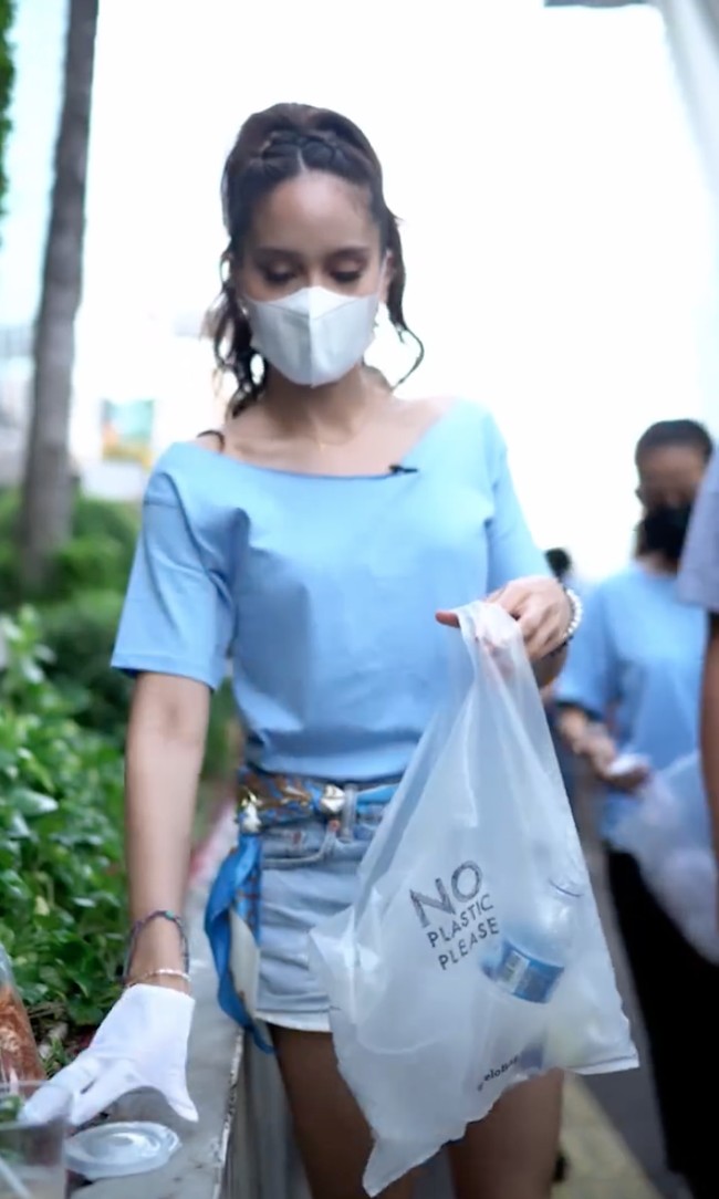 Berbeda dari kebanyakan artis yang datang untuk melakukan catwalk, Cinta Laura justru memilih untuk memungut sampah-sampah yang bertebaran di sana. Sambil membawa kantong ramah lingkungan dan mengenakan sarung tangan serta masker penutup wajah, Cinta terlihat mulai memunguti satu per satu sampah di sana. Foto: Instagram/@claurakiehl