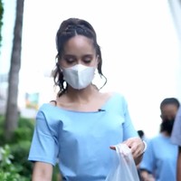 Berbeda dari kebanyakan artis yang datang untuk melakukan catwalk, Cinta Laura justru memilih untuk memungut sampah-sampah yang bertebaran di sana. Sambil membawa kantong ramah lingkungan dan mengenakan sarung tangan serta masker penutup wajah, Cinta terlihat mulai memunguti satu per satu sampah di sana. Foto: Instagram/@claurakiehl