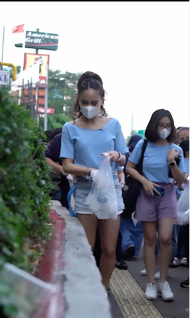 Tak sendirian, Cinta Laura dibantu oleh para pasukan biru untuk mengumpulkan sampah yang ditinggalkan di kawasan stasiun BNI City, Sudirman itu. Cinta sendiri terlihat tampil dengan gaya santai mengenakan kaos biru dan celana pendek. Foto: Instagram/@claurakiehl