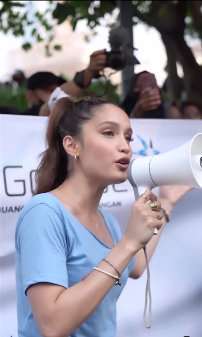 Cinta mengaku sengaja melakukan aksinya itu untuk mengajak setiap orang untuk lebih peduli akan lingkungan dan membuang sampah pada tempatnya. Grow up and pick up your own trash! Mari kita tunjukan bahwa kita bisa hidup dengan disiplin. Stop being selfish. Ayo peduli tentang masa depan dunia ini, bagi manusia dan semua mahluk hidup yang ada, tulis Cinta. Foto: Instagram/@claurakiehl