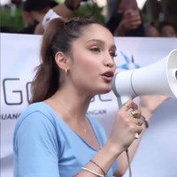 Cinta mengaku sengaja melakukan aksinya itu untuk mengajak setiap orang untuk lebih peduli akan lingkungan dan membuang sampah pada tempatnya. Grow up and pick up your own trash! Mari kita tunjukan bahwa kita bisa hidup dengan disiplin. Stop being selfish. Ayo peduli tentang masa depan dunia ini, bagi manusia dan semua mahluk hidup yang ada, tulis Cinta. Foto: Instagram/@claurakiehl