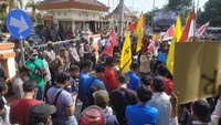 Ratusan mahasiswa demo di depan DPRD Kabupaten Probolinggo/Foto: M Rofiq/detikJatim