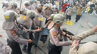 Polisi yang berjaga dalam demo mahasiswa di DPRD Kabupaten Probolinggo/Foto: M Rofiq/detikJatim