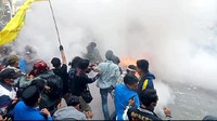 Kericuhan mulai terjadi antara mahasiswa dengan polisi/Foto: M Rofiq/detikJatim