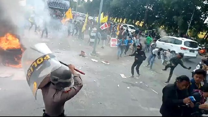 Ratusan mahasiswa demo di DPRD Kabupaten Probolinggo, menolak Rancangan Kitab Undang-undang Hukum Pidana (RKUHP), Selasa (26/7/2022). Demo diwarnai kericuhan mahasiswa dengan polisi.
