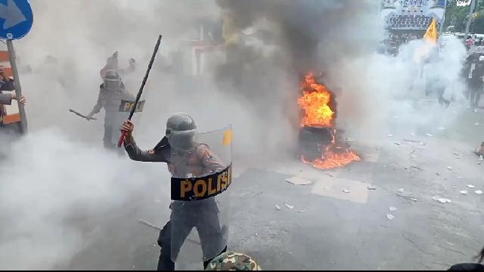 Ratusan mahasiswa demo di DPRD Kabupaten Probolinggo, menolak Rancangan Kitab Undang-undang Hukum Pidana (RKUHP), Selasa (26/7/2022). Demo diwarnai kericuhan mahasiswa dengan polisi.