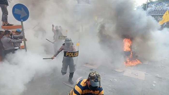 Ratusan mahasiswa demo di DPRD Kabupaten Probolinggo, menolak Rancangan Kitab Undang-undang Hukum Pidana (RKUHP), Selasa (26/7/2022). Demo diwarnai kericuhan mahasiswa dengan polisi.