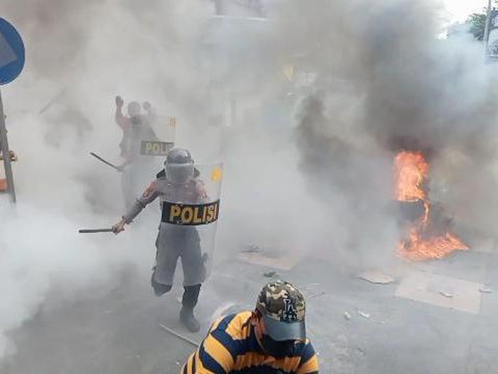 Demo di Probolinggo Ricuh Ratusan mahasiswa demo di DPRD Kabupaten Probolinggo, menolak Rancangan Kitab Undang-undang Hukum Pidana (RKUHP), Selasa (26/7/2022). Demo diwarnai kericuhan mahasiswa dengan polisi.