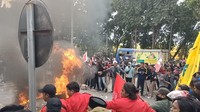 Mahasiswa membakar ban/Foto: M Rofiq/detikJatim