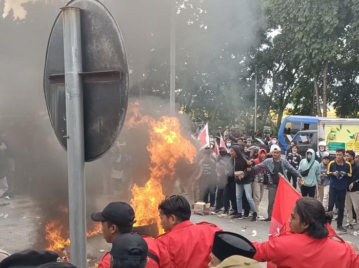 Demo di Probolinggo Ricuh Ratusan mahasiswa demo di DPRD Kabupaten Probolinggo, menolak Rancangan Kitab Undang-undang Hukum Pidana (RKUHP), Selasa (26/7/2022). Demo diwarnai kericuhan mahasiswa dengan polisi.