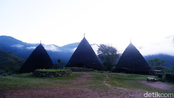 Warga desa Wae Rebo hidup secara komunal di rumah-rumah tradisional. Rumah ini disebut Mbaru Niang, artinya rumah yang tinggi dan bundar.