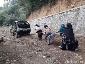 The Power of Emak-emak Cianjur Tarik Mobil Pikap Pakai Tambang