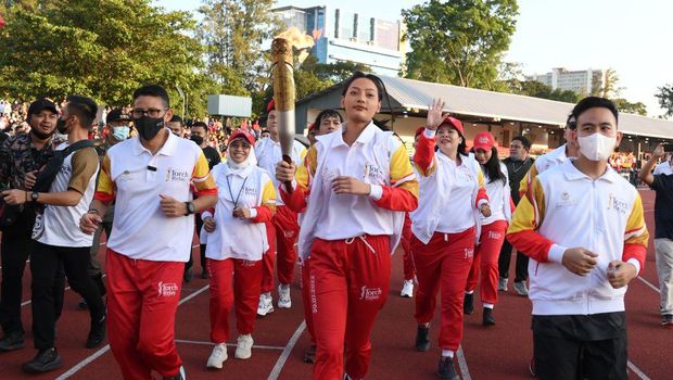 Erika Carlina saat berlari bawa obor Asean Para Games 2022.