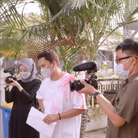 Alca diketahui merupakan mantan karyawan Youtuber Arief Muhammad. Alca memilih untuk bekerja bersama Arief sambil menyelesaikan studi S-2. Ia pernah menjabat sebagai project manager dan kreatif. Di akun Instagramnya ia membagikan foto pernah menjadi kameraman dan konten kreator.  Foto: Dok. Instagram @alcaoctvn.