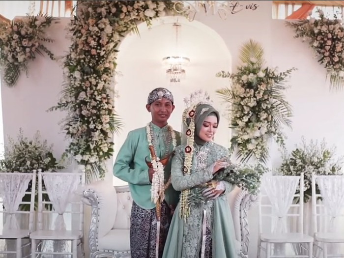 Viral, pasangan pengantin ini terpaksa Viral, pasangan pengantin ini terpaksa