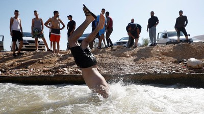 Potret Palestina yang Panas, Warganya Ramai Mandi di Mata Air Oja