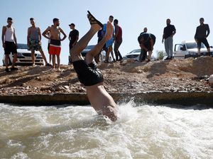 Potret Palestina yang Panas, Warganya Ramai Mandi di Mata Air Oja