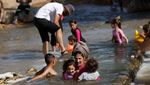 Potret Palestina yang Panas, Warganya Ramai Mandi di Mata Air Oja