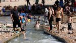 Potret Palestina yang Panas, Warganya Ramai Mandi di Mata Air Oja