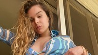 Di kolom keterangan, Hailee Steinfeld menyebut dirinya sudah mengenakan pakaian yang sama di rumah selama seminggu terakhir. (Foto: dok. Instagram @haileesteinfeld) 