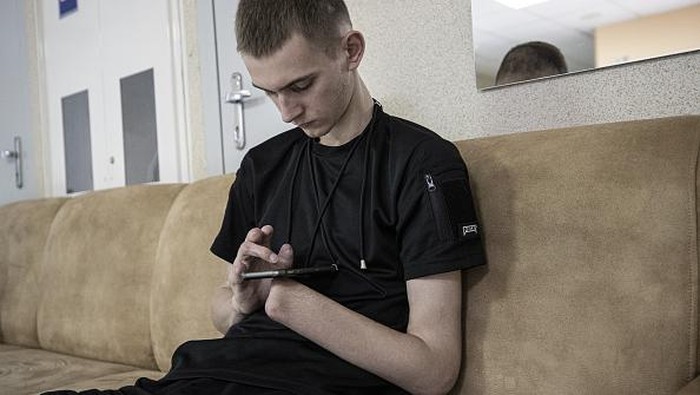 Hilang Kaki-Tangan Tak Buat Prajurit Ukraina Ini Menyerah Bela Negara KYIV, UKRAINE - JULY 22: Daniyel Melnik, 19-year-old Ukrainian sergeant who partially lost his legs, left wrist and 4 fingers on his right hand in Russia-Ukraine war, is being received treatment in a rehabilitation center in Kyiv, Ukraine on July 22, 2022. Despite his disability, Melnik wants to become a military psychologist and serve in the army again. (Photo by Metin Aktas/Anadolu Agency via Getty Images)