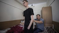 Sersan Daniyel Melnik, menjalani perawatan di pusat rehabilitasi di Kyiv, Ukraina, Jumat (22/7/2022) waktu setempat.  