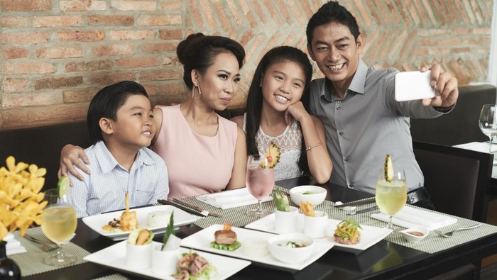 Ilustrasi Makan Bareng Keluarga