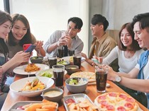Arti Mimpi Makan Bersama Keluarga Hingga Pasangan, Ini Penjelasannya