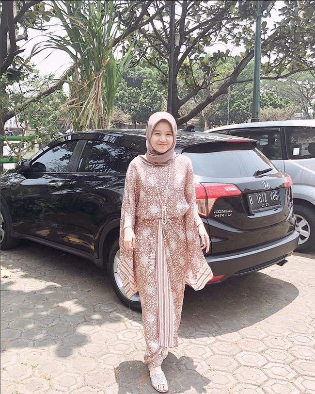 Saat pergi ke acara pernikahan, Alca tampil feminin dengan memakai one set motif batik bernuansa nude. Alca memadukan hijab segi empat bahan voal yang senada dengan busananya. Alca juga terlihat tidak tampil dengan makeup yang cetar. Foto: Dok. Instagram @alcaoctvn.