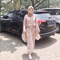 Saat pergi ke acara pernikahan, Alca tampil feminin dengan memakai one set motif batik bernuansa nude. Alca memadukan hijab segi empat bahan voal yang senada dengan busananya. Alca juga terlihat tidak tampil dengan makeup yang cetar. Foto: Dok. Instagram @alcaoctvn.