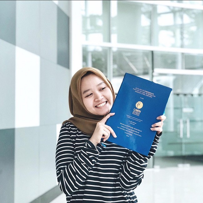 Warganet banyak yang penasaran dengan sosok istri Bintang Emon karena jarang diumbar melalui media sosial. Wanita yang memiliki nama lengkap Raden Alca Octaviani ini merupakan alumnus Universitas Multimedia Nusantara (UMN) jurusan Ilmu Komunikasi. Ia mengambil S-2 jurusan Manajemen Teknologi di universitas yang sama. Alca pernah menjabat sebagai general manager di organisasi kampusnya, MNM TV.  Foto: Dok. Instagram @alcaoctvn.