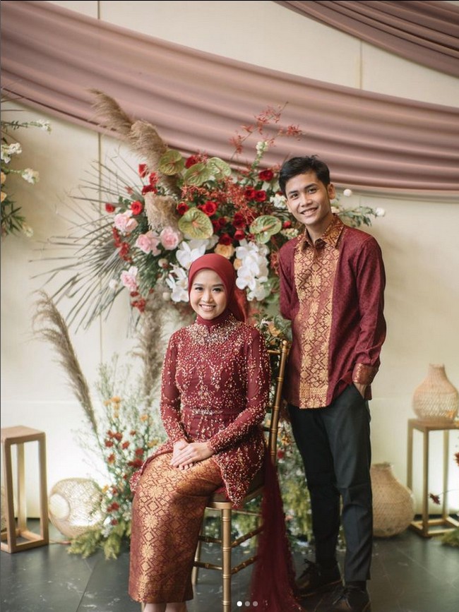 Sebelum ke jenjang pernikahan, Bintang Emon dan Alca menggelar acara lamaran pada Minggu (15/5/2022). Pada momen lamaran tersebut keduanya terlihat tampil kompak mengenakan busana berwarna merah marun. Alca Octaviani tampak cantik dan memesona dalam balutan kebaya rancangan Dinda Firdausa. Penampilannya itu dilengkapi dengan hijab segi empat berwarna senada. Foto: Dok. Instagram @alcaoctvn.