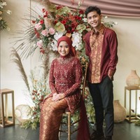 Sebelum ke jenjang pernikahan, Bintang Emon dan Alca menggelar acara lamaran pada Minggu (15/5/2022). Pada momen lamaran tersebut keduanya terlihat tampil kompak mengenakan busana berwarna merah marun. Alca Octaviani tampak cantik dan memesona dalam balutan kebaya rancangan Dinda Firdausa. Penampilannya itu dilengkapi dengan hijab segi empat berwarna senada. Foto: Dok. Instagram @alcaoctvn.