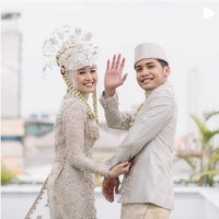 Alca Octaviani berhasil mencuri hati komika Bintang Emon. Keduanya resmi menikah pada Minggu (24/7/2022) di The Tribata Darmawangsa, Jakarta Selatan dengan menggunakan adat Betawi. Bintang Emon memberikan mas kawin berupa seperangkat alat salat dan mahar berupa uang US$ 2.407 atau sekitar Rp 36 juta. Foto: Dok. Instagram @alcaoctvn.