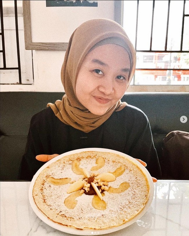 Alca lahir pada 24 Oktober 1996 ini aktif di Instagram dan membagikan kegiatannya sehari-hari. Istri Bintang Emon itu sering mengunggah foto tanpa menggunakan makeup. Seperti saat sedang ingin menyantap pancake ini, ia tampil tanpa makeup. Foto: Dok. Instagram @alcaoctvn.