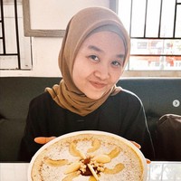 Alca lahir pada 24 Oktober 1996 ini aktif di Instagram dan membagikan kegiatannya sehari-hari. Istri Bintang Emon itu sering mengunggah foto tanpa menggunakan makeup. Seperti saat sedang ingin menyantap pancake ini, ia tampil tanpa makeup. Foto: Dok. Instagram @alcaoctvn.